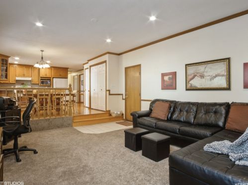 1587 Edgecliff Dr, Sandy UT 84092-4309 exterior