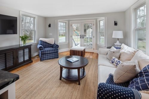 56 Elm St, Hingham MA 02043-2431 exterior