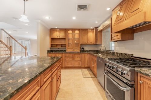 24 Harvey Ln, Whitman MA 02382-1948 exterior