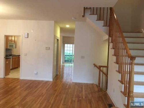 105 Stonegate Trl, Cresskill NJ  07626-2424 exterior