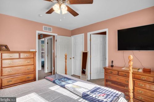 101 Cambridge Ct, West Deptford NJ 08096-6875 exterior