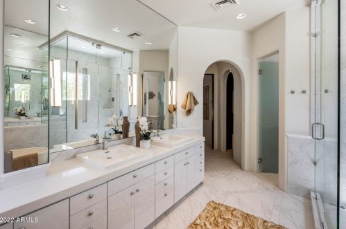 2020 Bethany Home Rd, Phoenix AZ 85014-2434 exterior