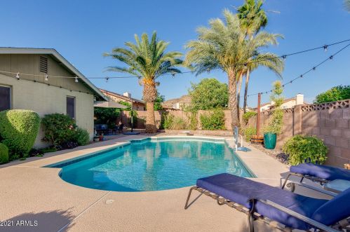 725 Country Gables Dr, Phoenix AZ 85053-4528 exterior