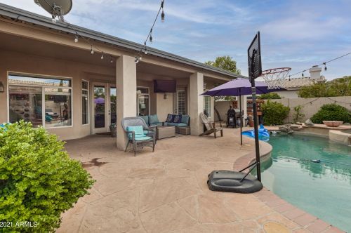 2702 Amberwood Dr, Phoenix AZ  85045-4208 exterior