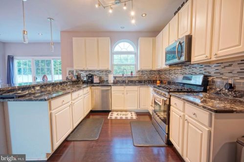 128 Betsy Ross Way, West Deptford NJ 08096-6872 exterior