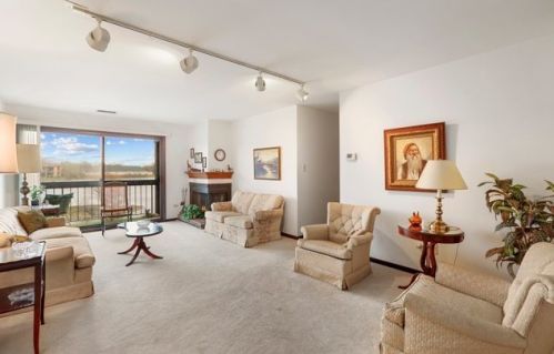 6145 Essex Ct, Willowbrook, IL 60527-2941