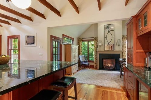 10 Summer St, Hingham MA 02043-2219 exterior