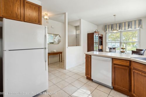 9 Fernwood Dr, Tinton Falls NJ 07712-8713 exterior