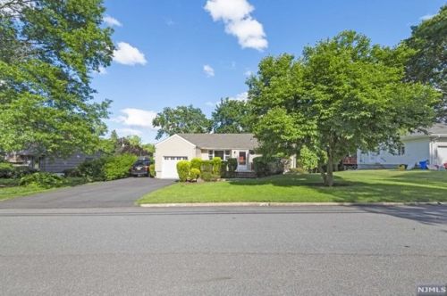 32 Deacon Pl, Cresskill NJ  07626-1139 exterior