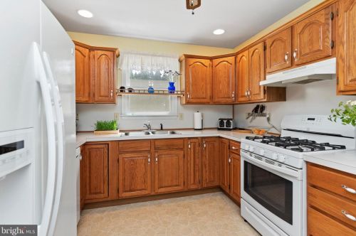 2 Wesley Dr, Carlisle PA 17015-4377 exterior