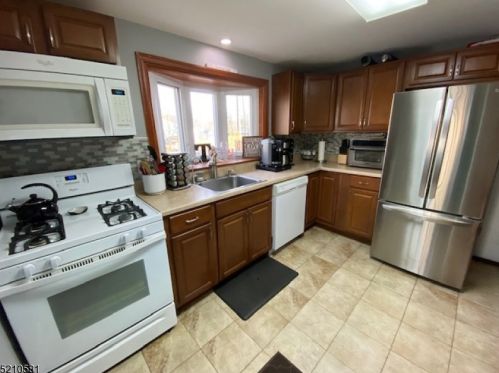 27 Voorhis Pl, Skyline Lakes NJ  07456-2234 exterior