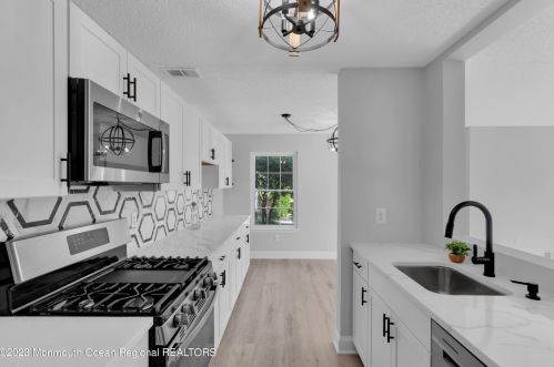 402 Daffodil Dr, Jackson Twp NJ 08527-4127 exterior