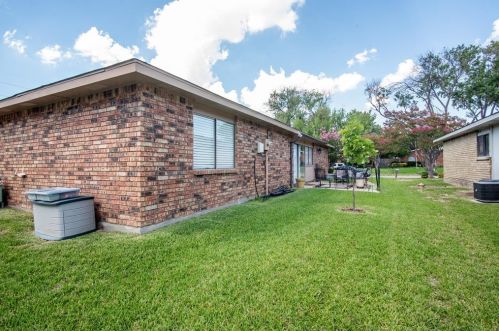 3526 Rockcrest Dr, Garland TX 75044-6514 exterior