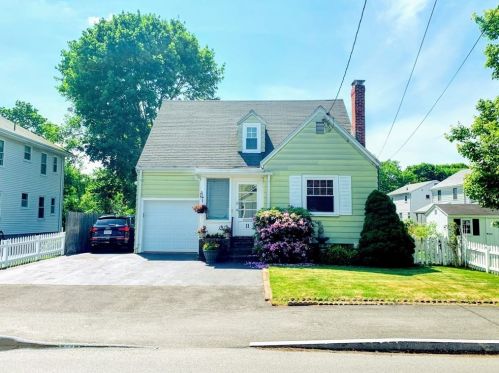 11 Lincoln St, Milton, MA 02186-2004