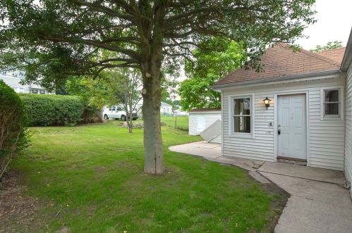 471 Sawyer St, New Bedford, MA 02746-1635