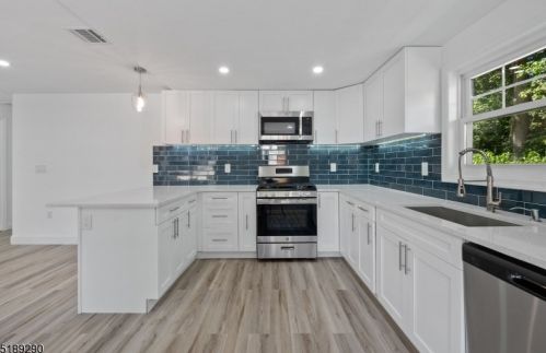 11 Voorhis Pl, Skyline Lakes NJ  07456-2219 exterior