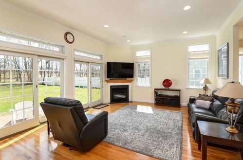 208 Vly Rd, Needham MA 02492-4720 exterior