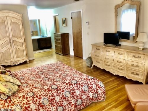 21 Mann Ave, East Hanover NJ 07936-3204 exterior