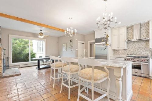 215 Ave, Weston MA 02493-1908 exterior