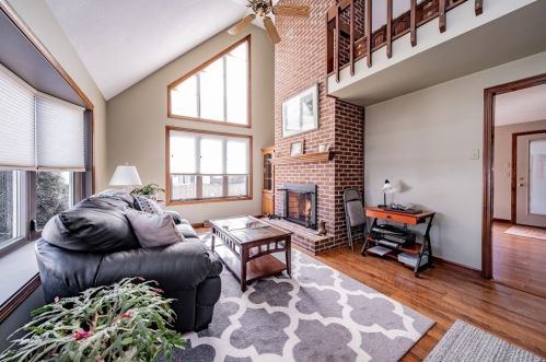 25 Danny Ln, Agawam, MA 01001-3529