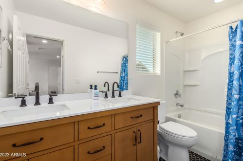 1735 Desperado Way, Phoenix AZ  85085-6329 exterior