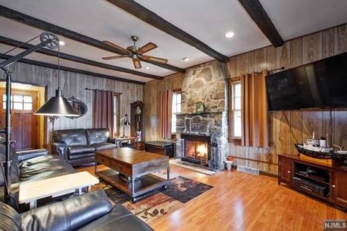 137 Lakeview Ave, Skyline Lakes NJ  07456-2108 exterior