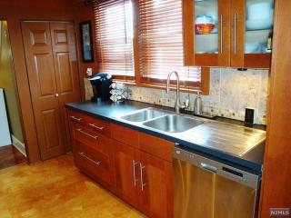 13 Dick St, Bergenfield, NJ 07621-1214