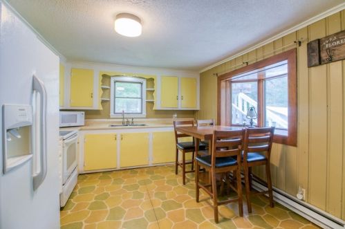 434 East St, South Hadley MA 01075-2118 exterior