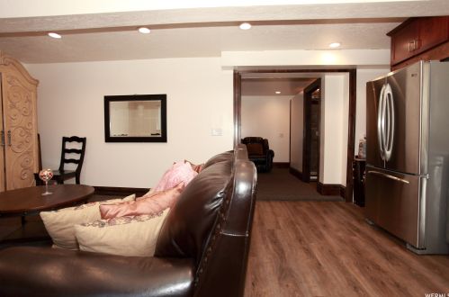 2079 Crk Rd, Sandy UT 84093-6449 exterior