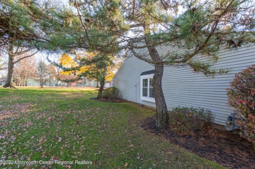 37 Boxwood Ter, Tinton Falls NJ 07701-6704 exterior