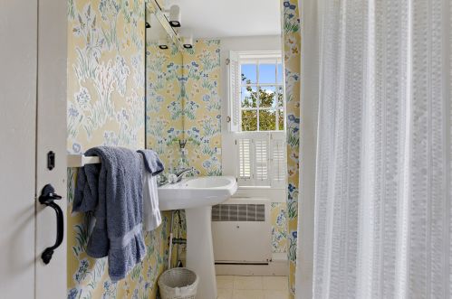 156 Chatham Bars Ave, Chatham MA 02633-2343 exterior