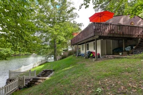 377 Skyline Lk Dr, Skyline Lakes NJ 07456-1953 exterior