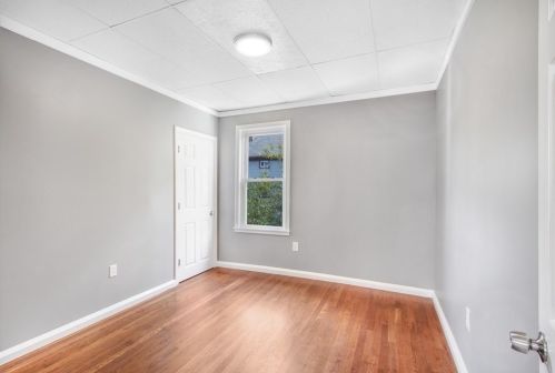 556 Bradford Ave, Fall River MA 02721-1017 exterior