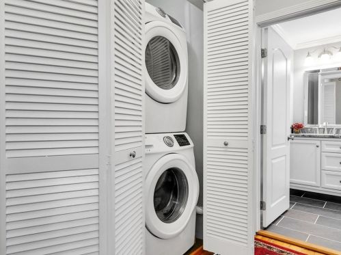 6 Rowe St, Newton MA 02466-1596 exterior