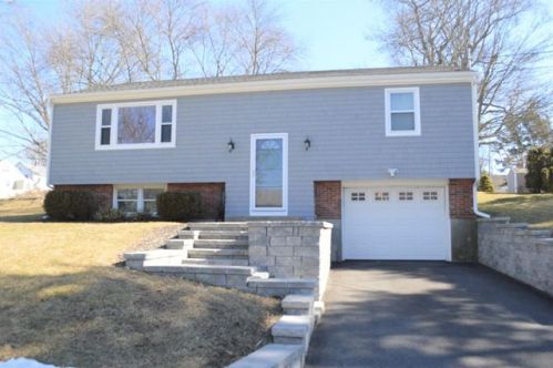 122 Chateau Dr, Fall River, MA 02726-1502