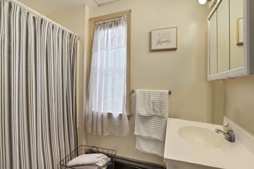 32 Corthell Ave, Whitman MA 02382-1803 exterior