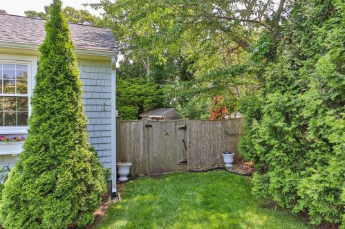 2 Uncle Zlotis Rd, Chatham MA 02633-1595 exterior