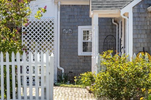 90 Sweetbriar Ln, Chatham, MA 02633-1064
