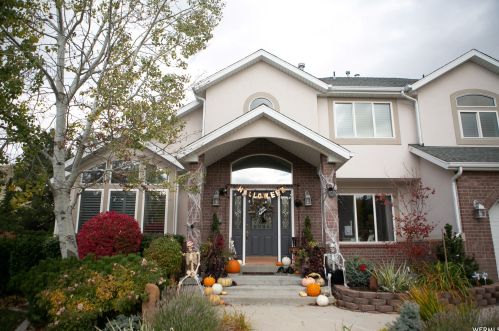 8967 Cobble Canyon Ln, Sandy UT 84093-3813 exterior