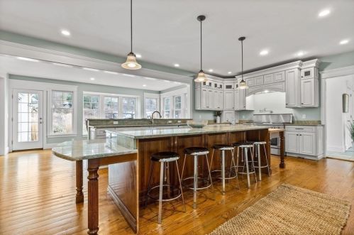 44 Canterbury St, Hingham MA 02043-1453 exterior