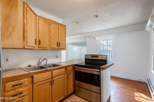 590 Main St, Sheffield MA 01257-9696 exterior