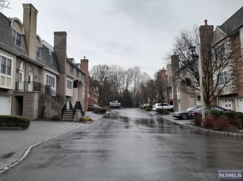 120 Stonegate Trl, Cresskill NJ 07626-2437 exterior