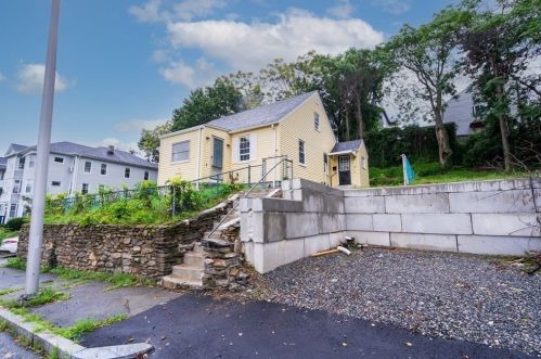 17 Ives St, Worcester MA  01603-2614 exterior