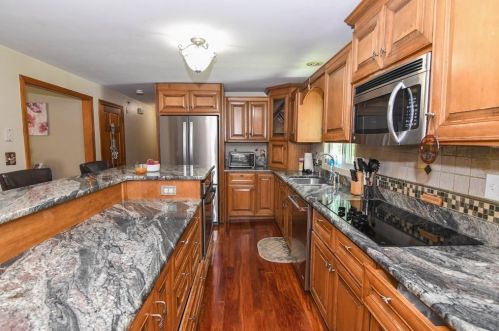 5 Harley Dr, Dracut, MA 01826-1694