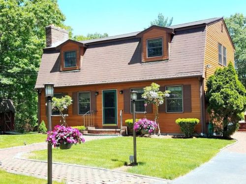 154 Seekonk St, Norfolk MA  02056-1172 exterior