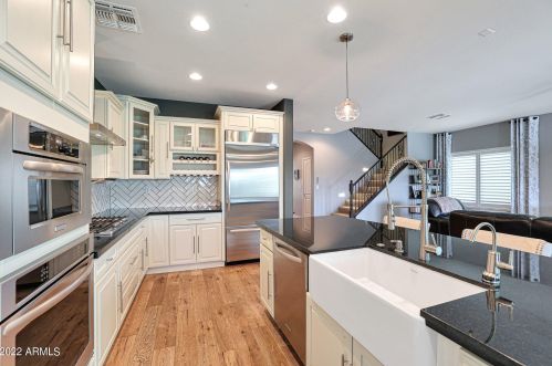 1665 Blaylock Dr, Phoenix AZ 85085-6324 exterior