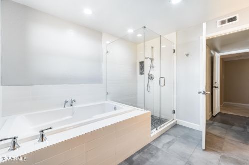 5501 Camelback Rd, Phoenix AZ 85033-1642 exterior