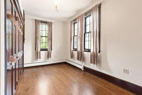 215 Ave, Weston MA 02493-1908 exterior