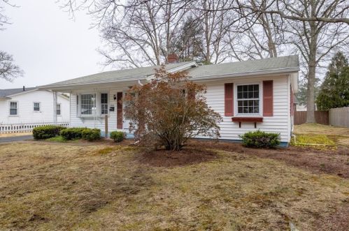 846 Pine Hill Dr, New Bedford, MA 02745-1946