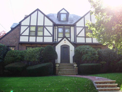 20 Kenilworth St, Newton, MA 02458-2706